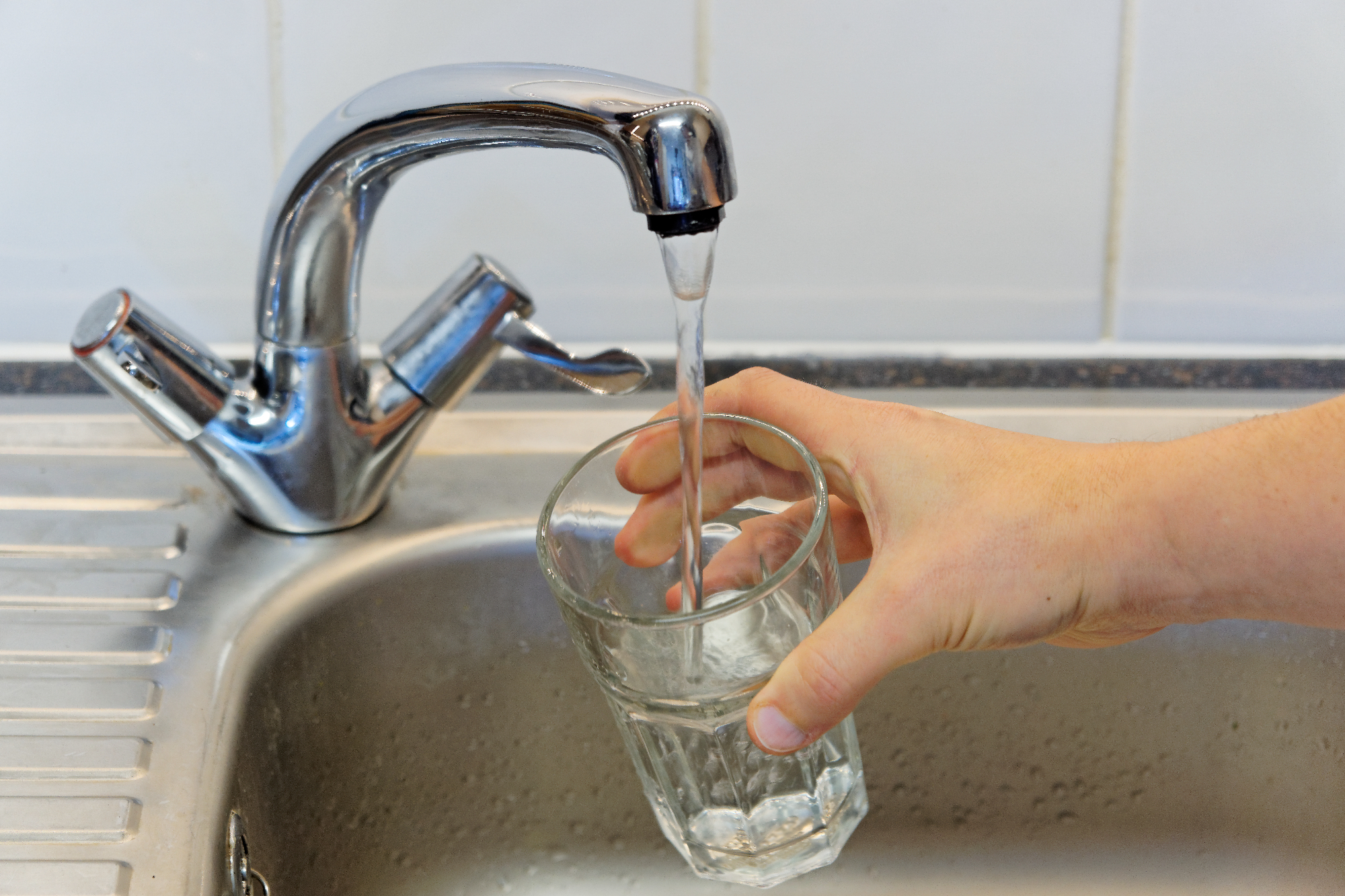 Test ali je pitna voda pri nas doma res drugačna